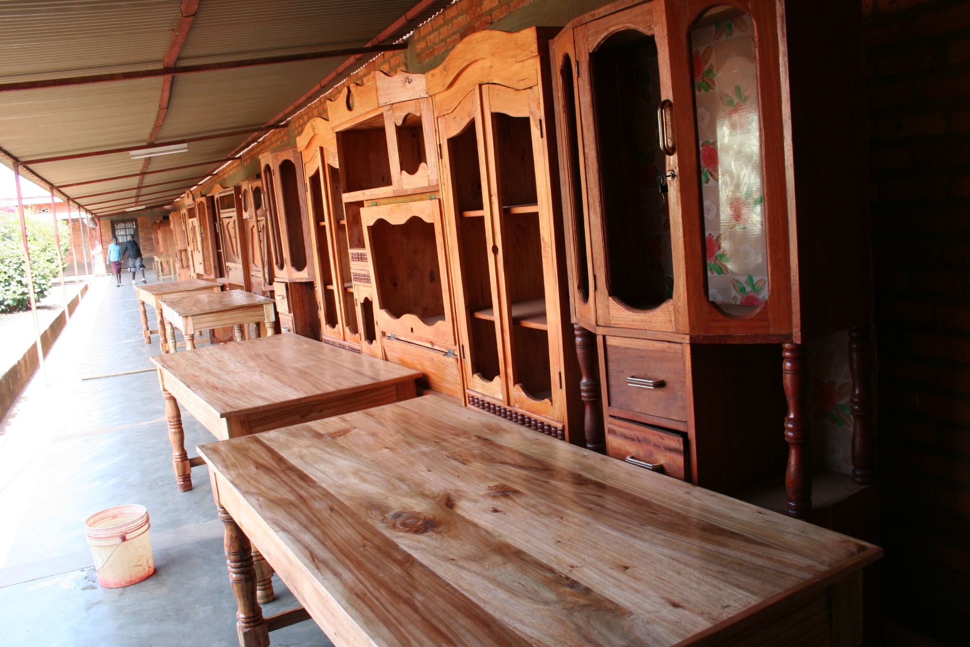 Geschreinerte Möbel in einer Reihe